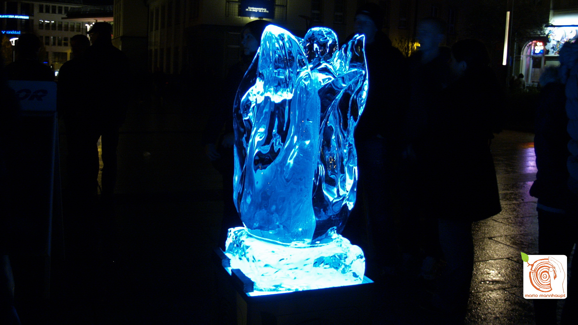 Mario Mannhaupt erschafft live Skulpturen aus Eis