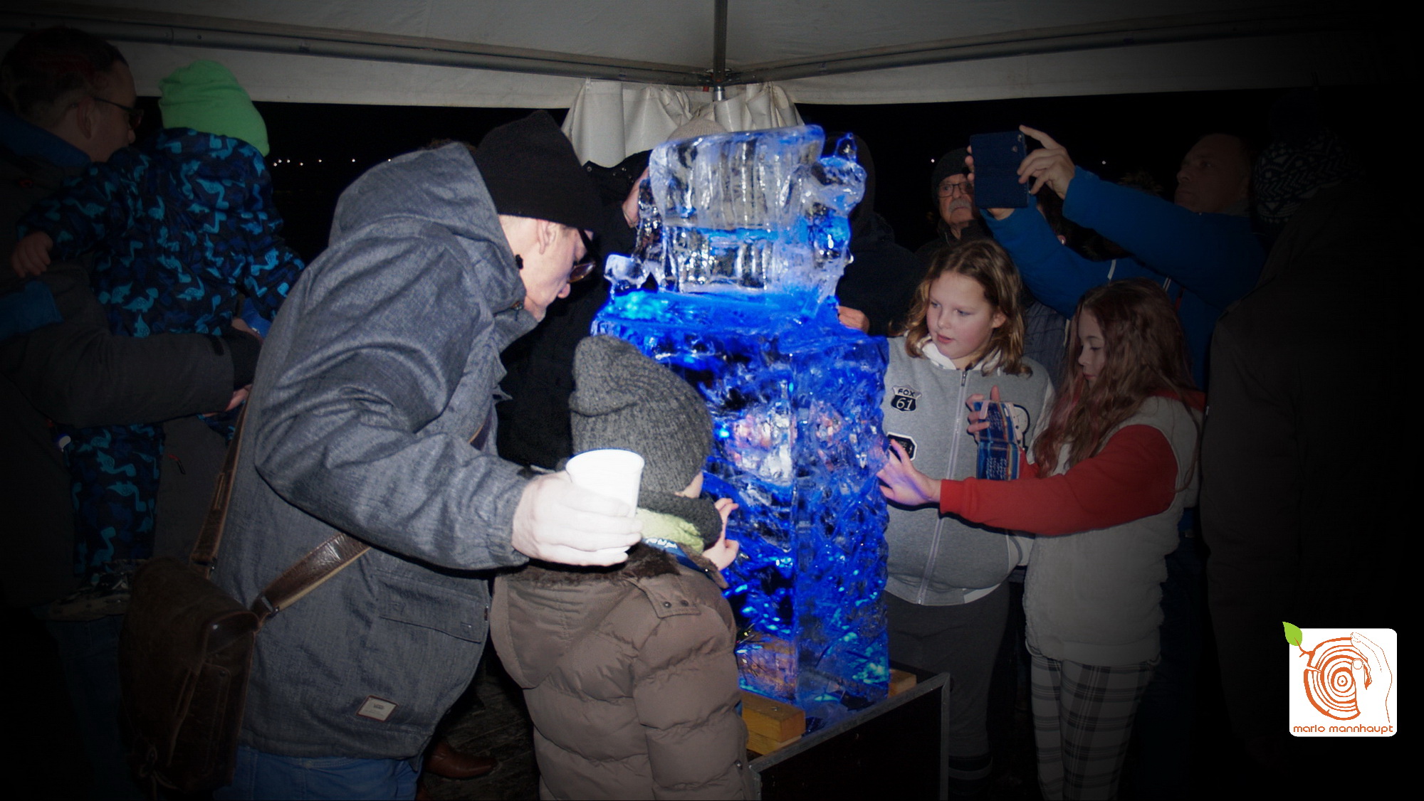 Live-Eisschnitzen auf dem Usedomer Winterstrandkorb­fest