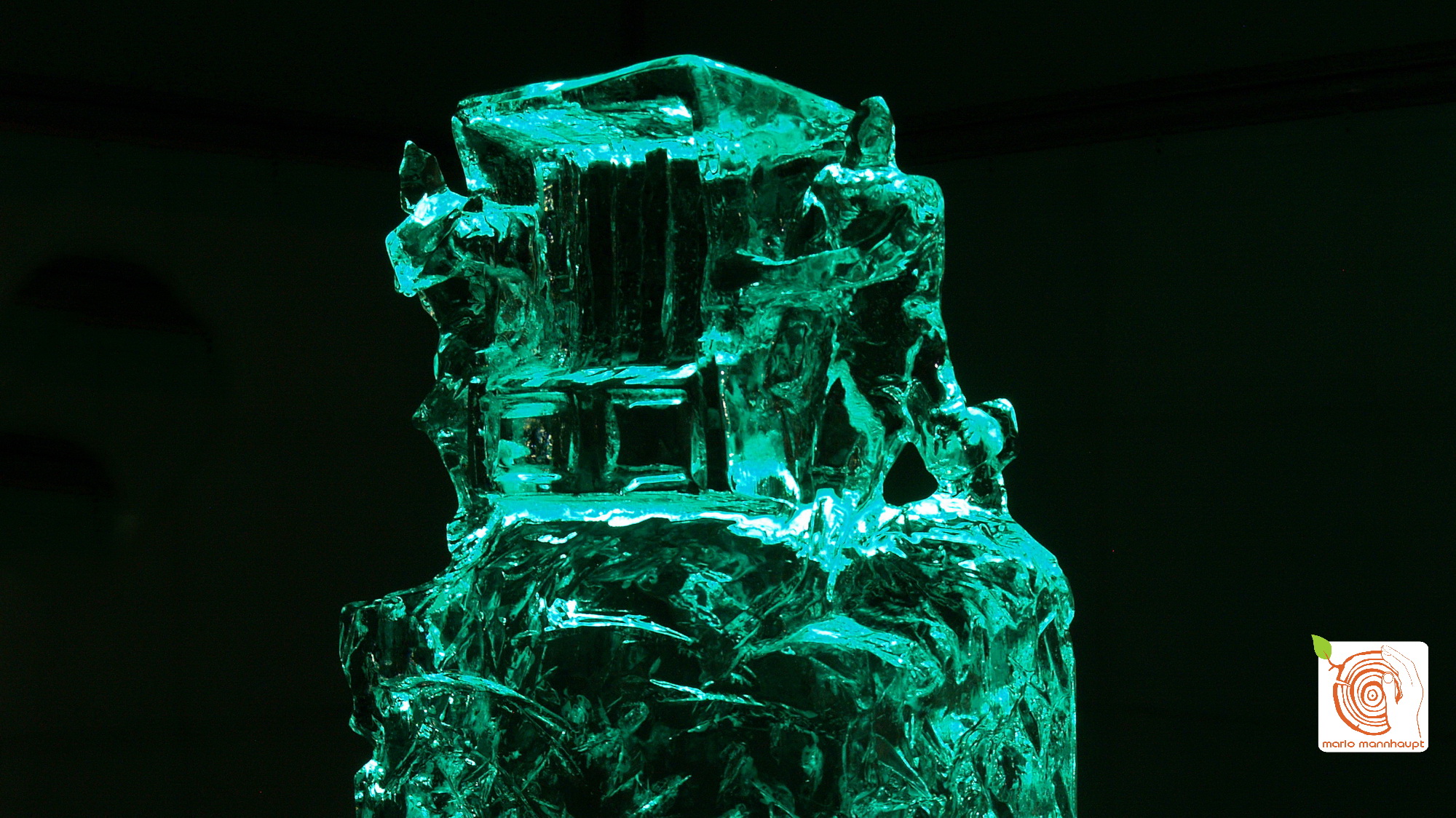 Künstler Mario Mannhaupt fertigt für das Live-Eisschnitzen Skulpturen aus einem Eisblock.