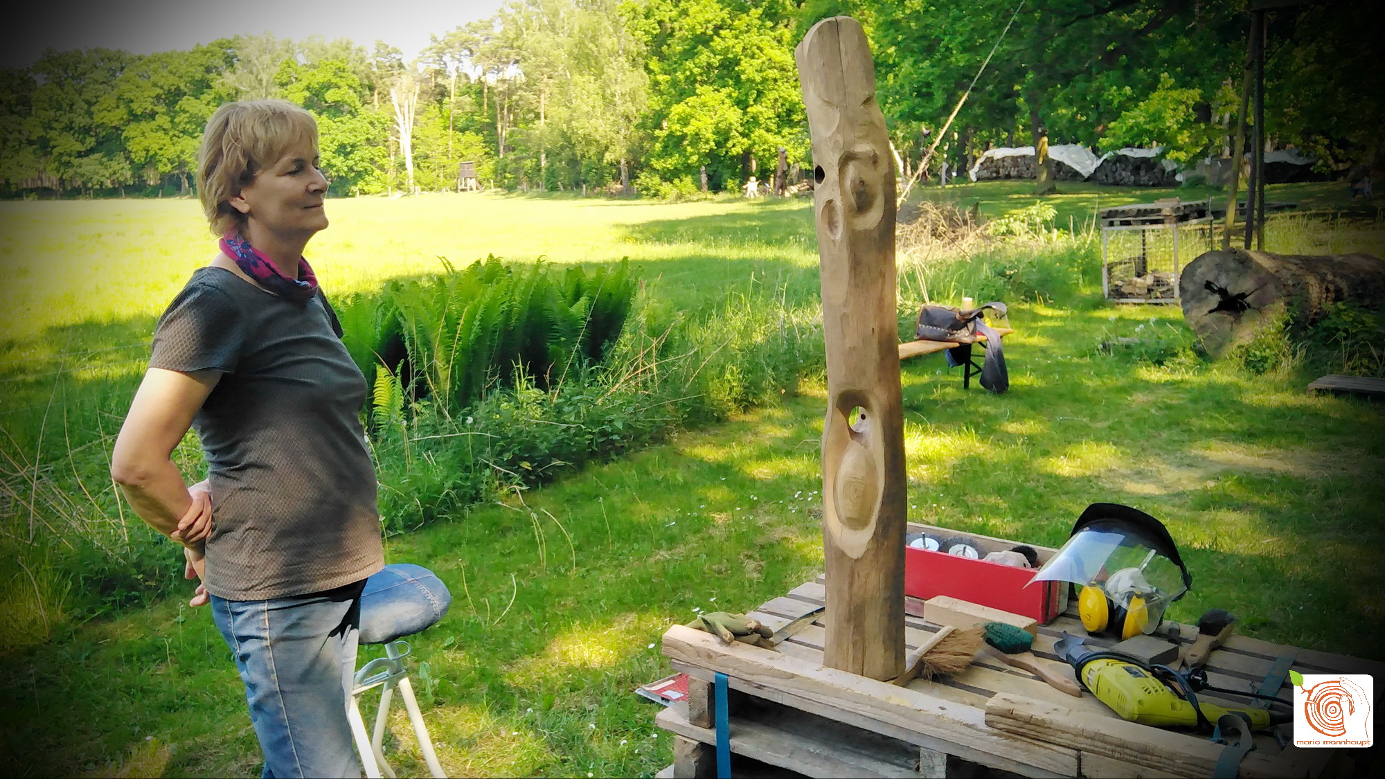Im Bildhauerkurs entstehen Holzskulpturen