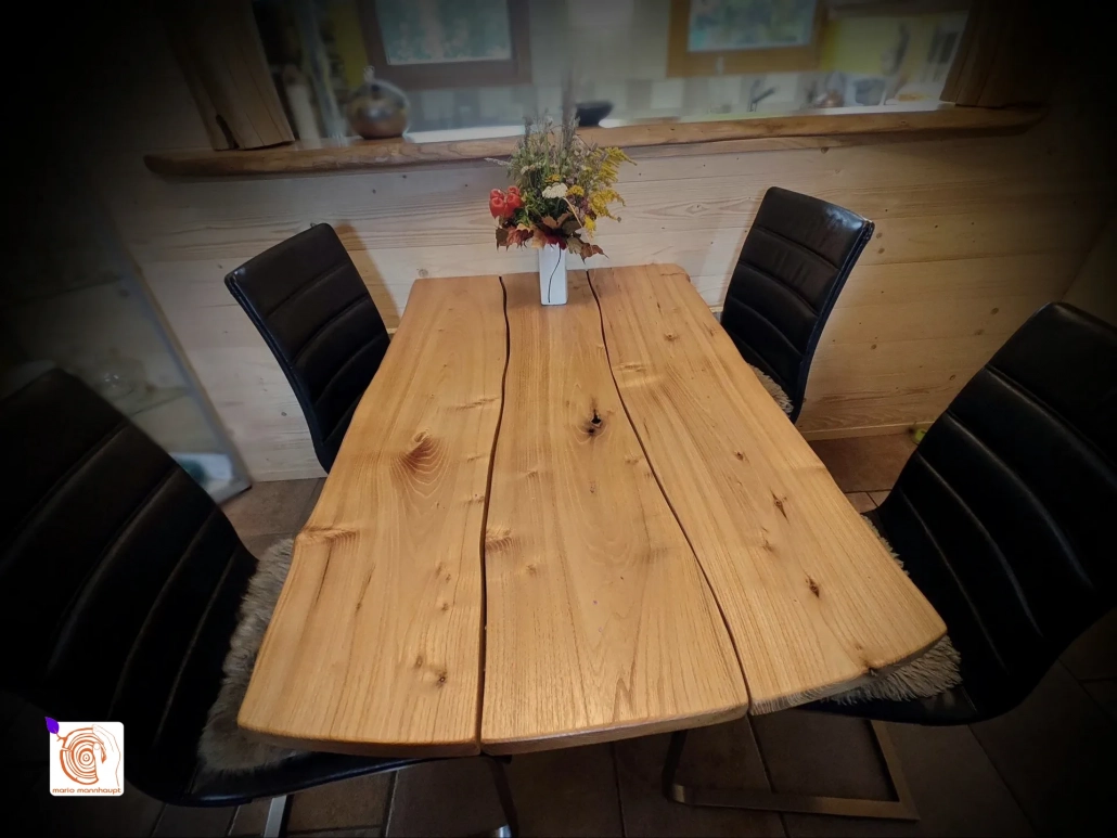 Wohnraumdesign mit Holz - Esstisch, natürlich krumm gewachsen