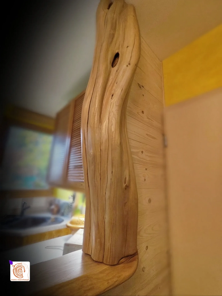 Wohnraumdesign mit Holz - Geschwungene Wandeinfassung / natürlich krumm gewachsen