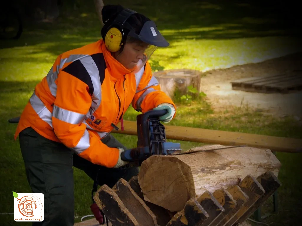 17 Bildhauerkurs K2 mit Kettensaege by mario mannhaupt