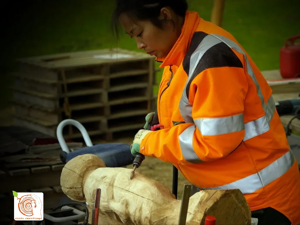 19 Bildhauerkurs K2 mit Kettensaege by mario mannhaupt