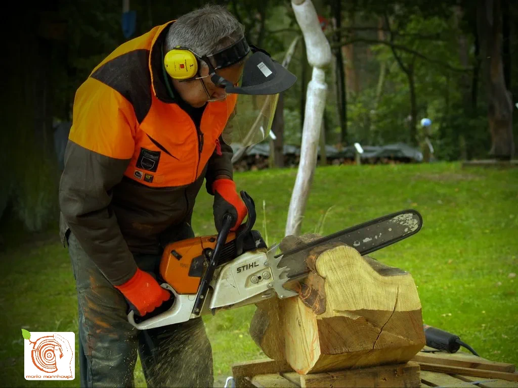 21 Bildhauerkurs K2 mit Kettensaege by mario mannhaupt