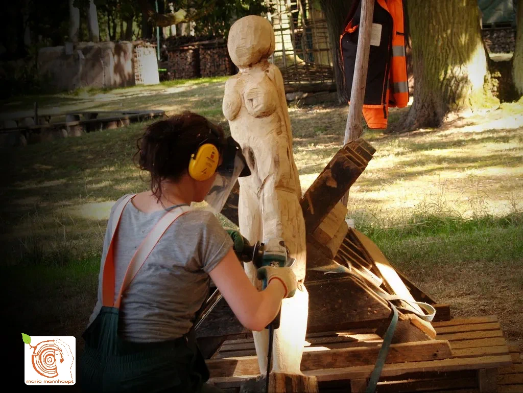 23 Bildhauerkurs K2 mit Kettensaege by mario mannhaupt
